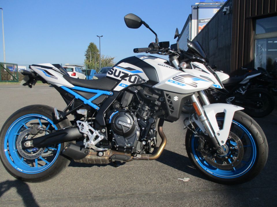 SUZUKI GSX-8S 4