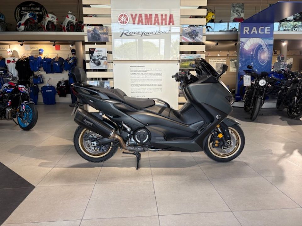 YAMAHA PROMOTION XP T-MAX 560 TECH MAX KAMO OHLINS 141€/MOIS* GTIE 12 MOIS +DE 5750€ D'EQUIPEMENT 4