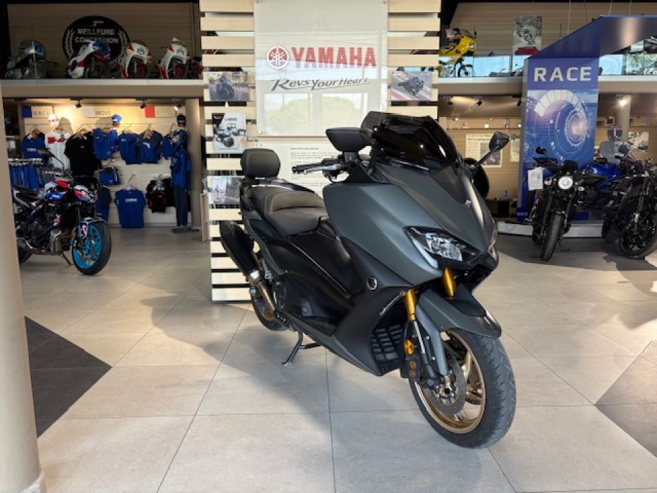 YAMAHA PROMOTION XP T-MAX 560 TECH MAX KAMO OHLINS 141€/MOIS* GTIE 12 MOIS +DE 5750€ D'EQUIPEMENT 4