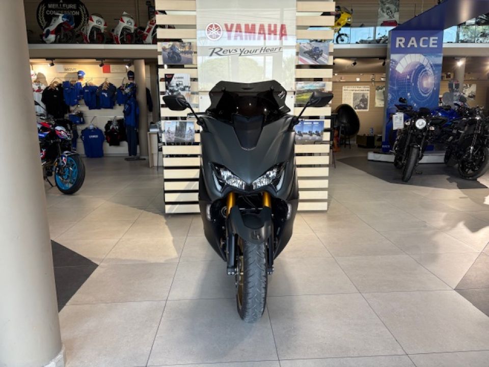 YAMAHA PROMOTION XP T-MAX 560 TECH MAX KAMO OHLINS 141€/MOIS* GTIE 12 MOIS +DE 5750€ D'EQUIPEMENT 4
