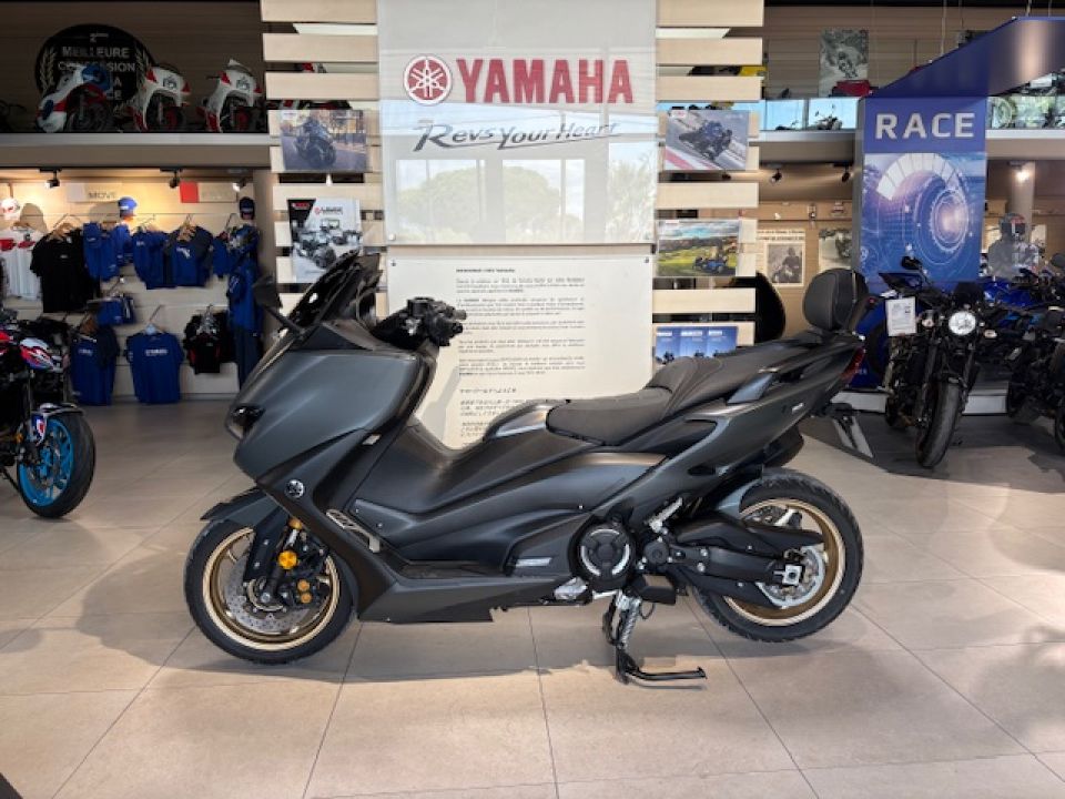 YAMAHA PROMOTION XP T-MAX 560 TECH MAX KAMO OHLINS 141€/MOIS* GTIE 12 MOIS +DE 5750€ D'EQUIPEMENT 4