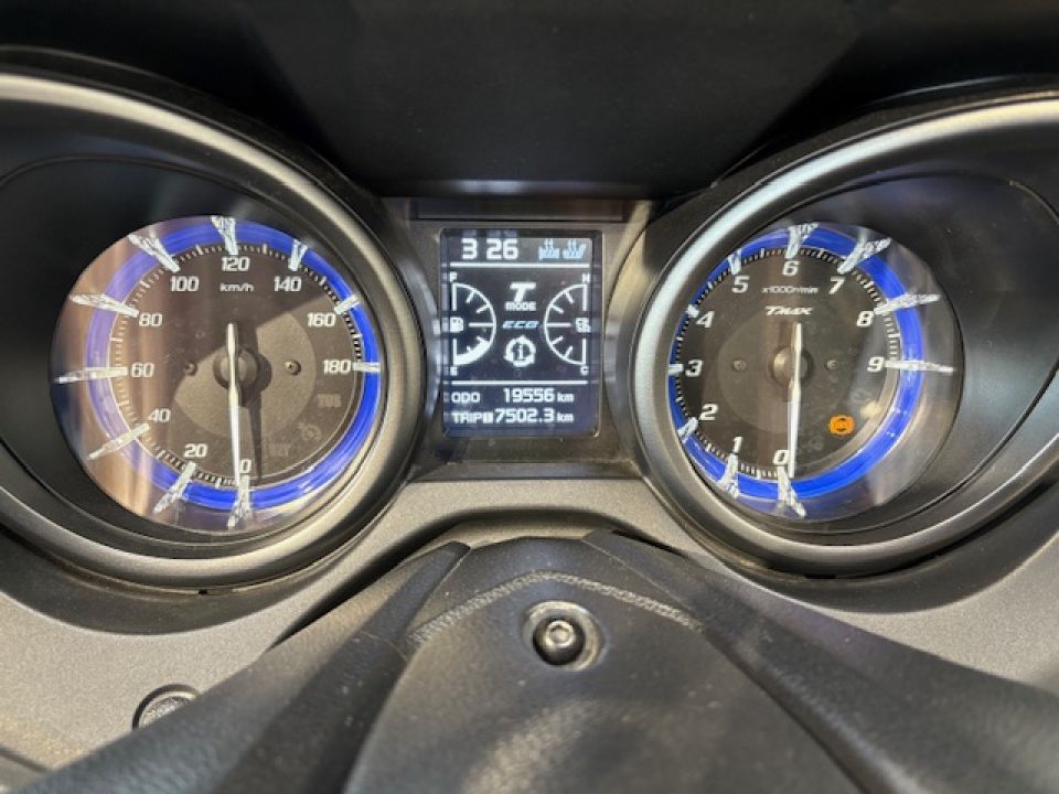 YAMAHA PROMOTION XP T-MAX 560 TECH MAX KAMO OHLINS 141€/MOIS* GTIE 12 MOIS +DE 5750€ D'EQUIPEMENT 4