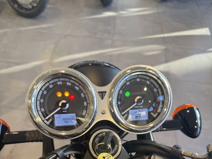 TRIUMPH Bonneville T120 Black 4