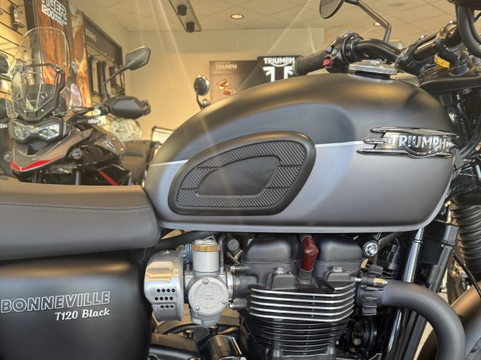 TRIUMPH Bonneville T120 Black 4
