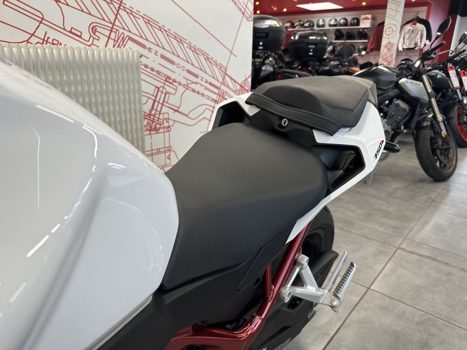 HONDA CB 750 HORNET 4