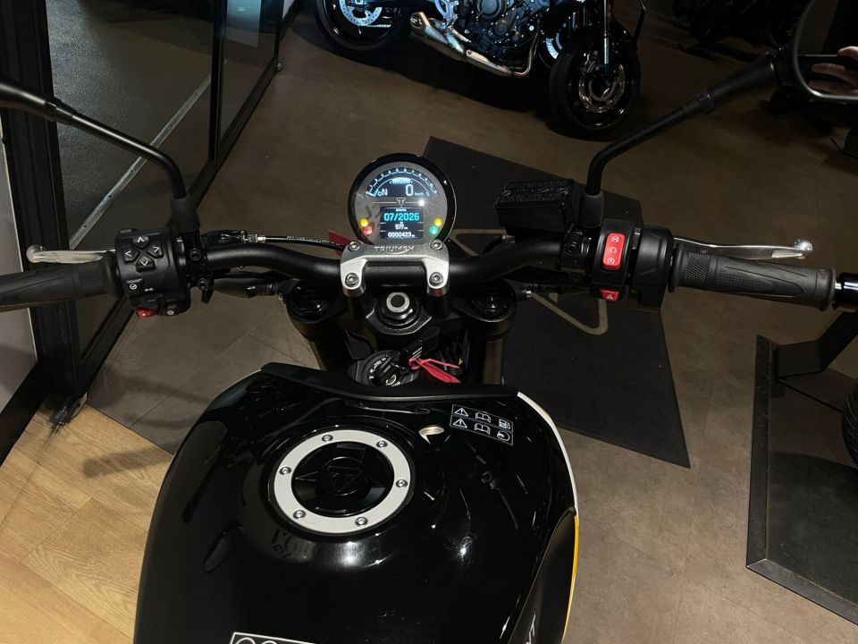 TRIUMPH TRIDENT 660 4