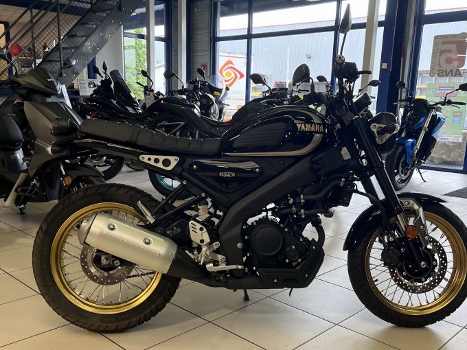 YAMAHA XSR 125 Legacy 4