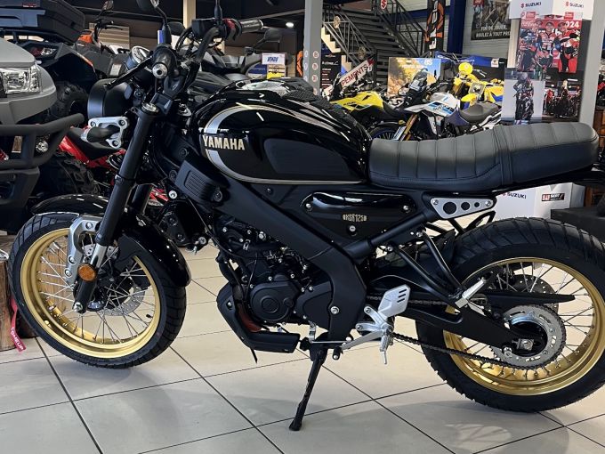 YAMAHA XSR 125 Legacy 4