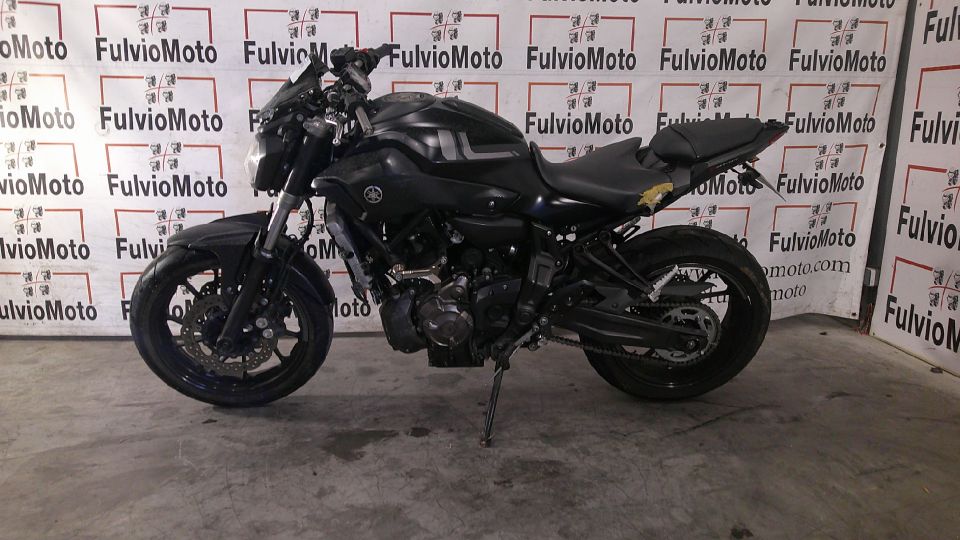 YAMAHA MT-07 4