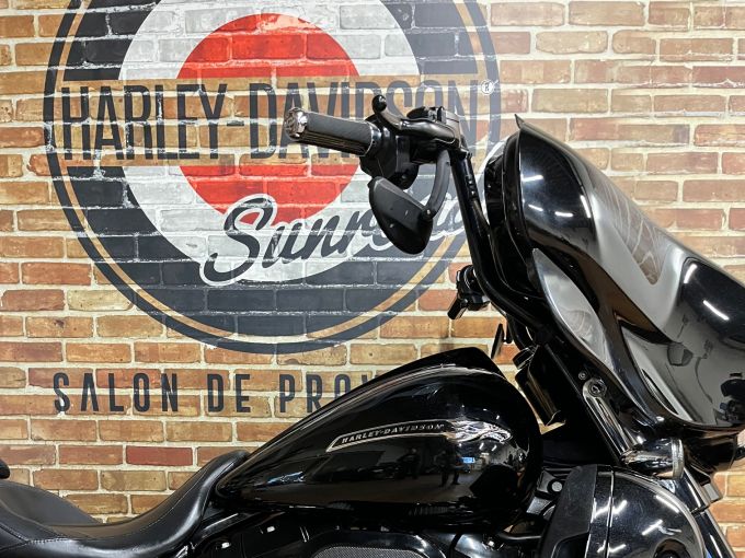 HARLEY-DAVIDSON TOURING STREET GLIDE 1800 CVO 4