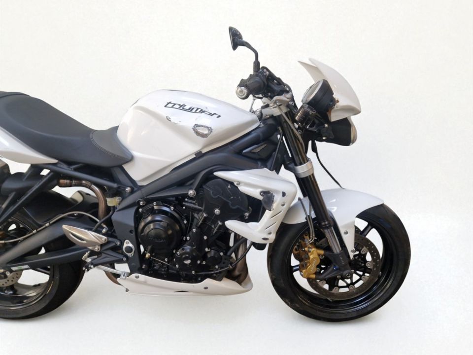 TRIUMPH STREET TRIPLE 675 4