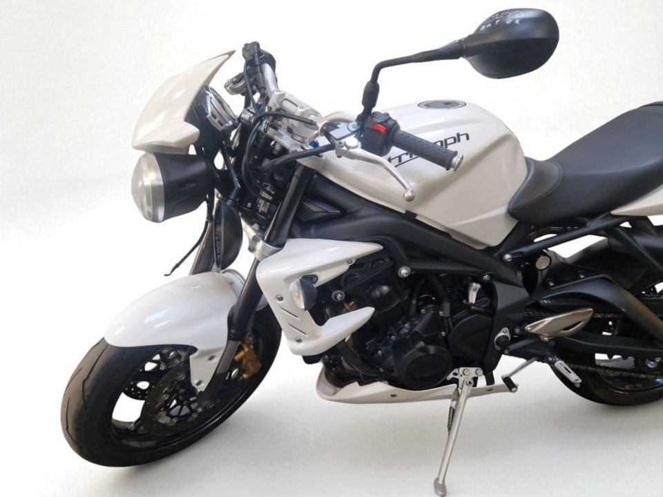 TRIUMPH STREET TRIPLE 675 4