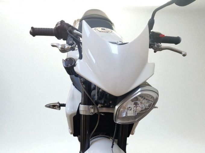 TRIUMPH STREET TRIPLE 675 4