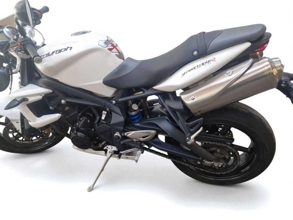 TRIUMPH STREET TRIPLE 675 4