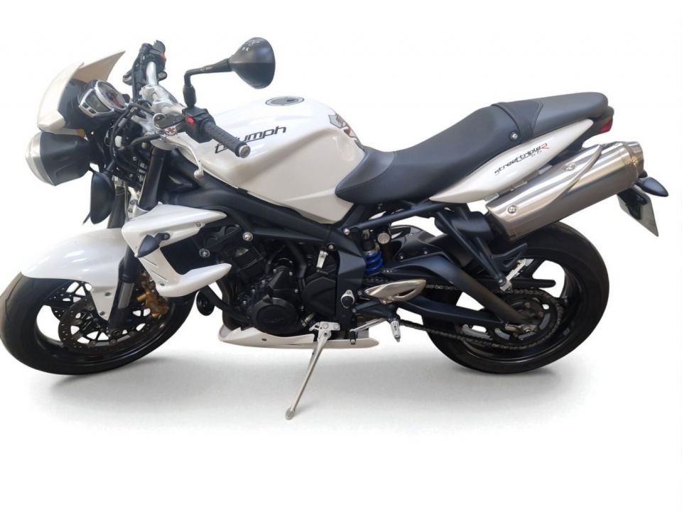 TRIUMPH STREET TRIPLE 675 4