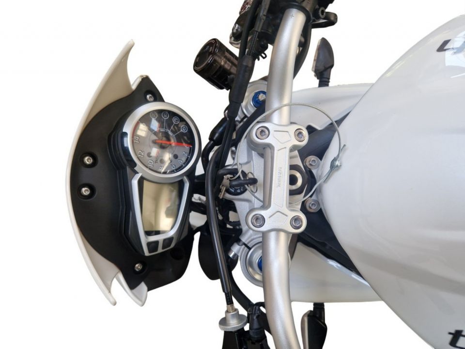 TRIUMPH STREET TRIPLE 675 4