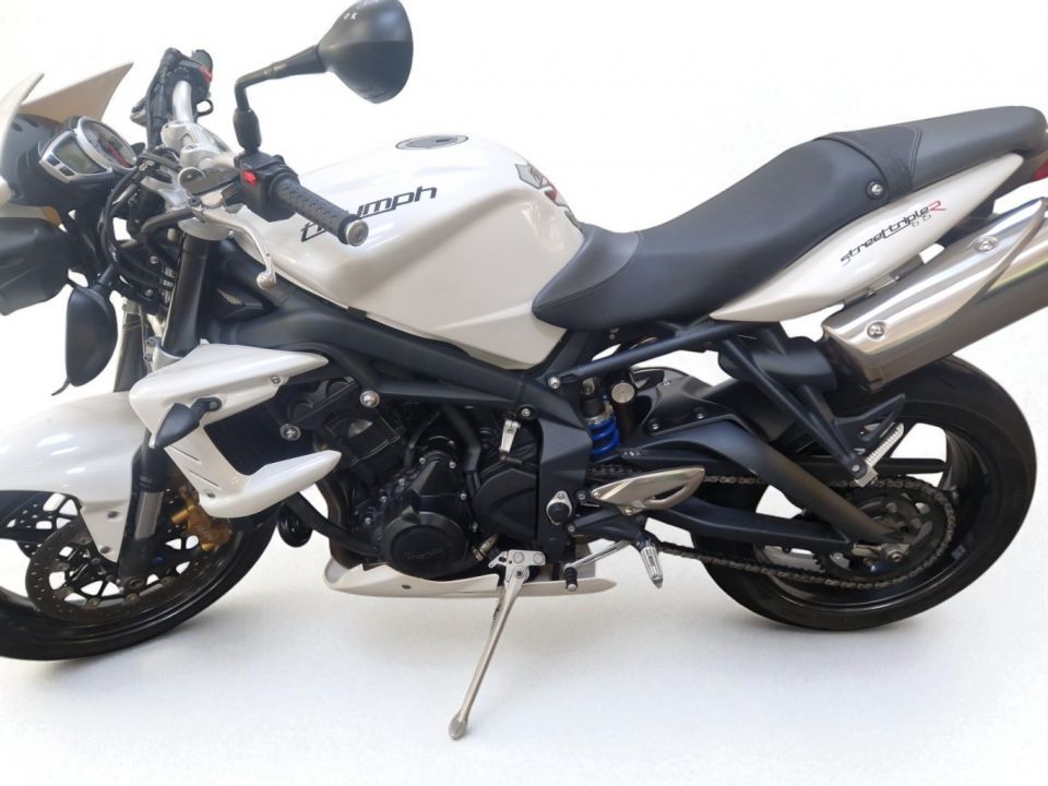 TRIUMPH STREET TRIPLE 675 4