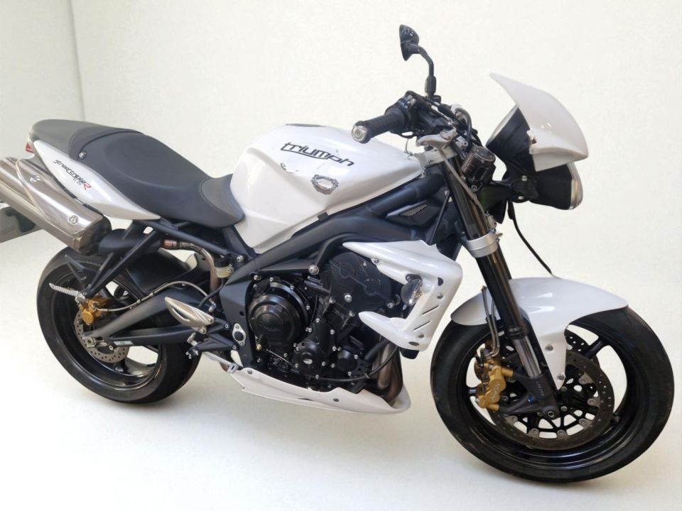 TRIUMPH STREET TRIPLE 675 4