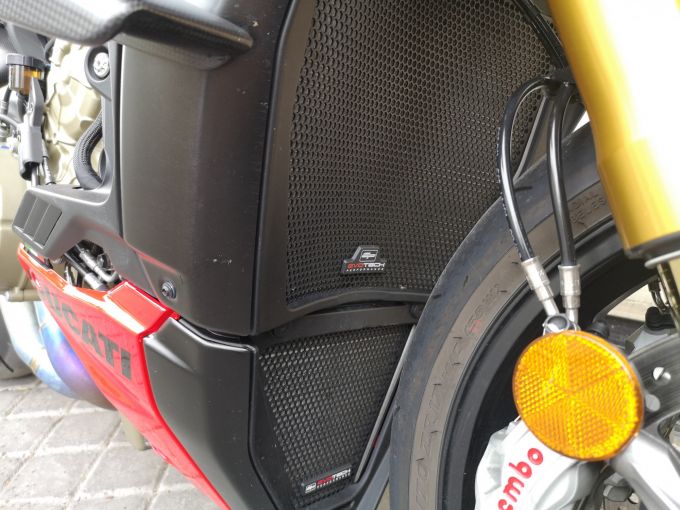 DUCATI STREETFIGHTER V4S 4