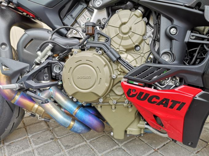 DUCATI STREETFIGHTER V4S 4