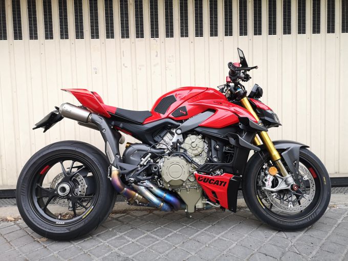 DUCATI STREETFIGHTER V4S 4