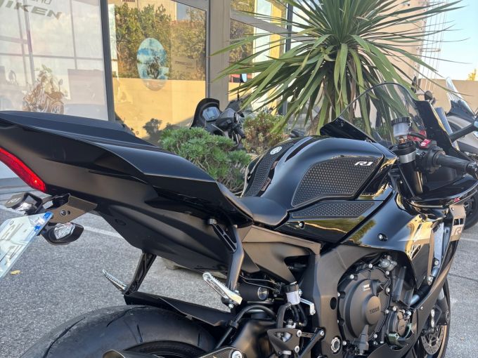 YAMAHA YZF 1000 R1 4