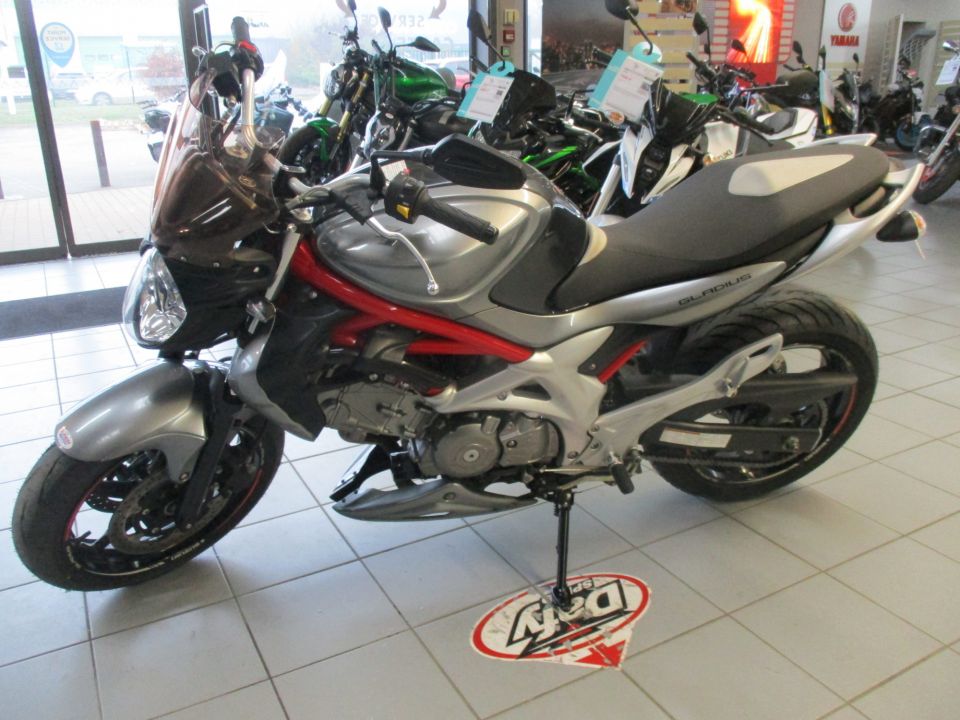 SUZUKI GLADIUS 650 4
