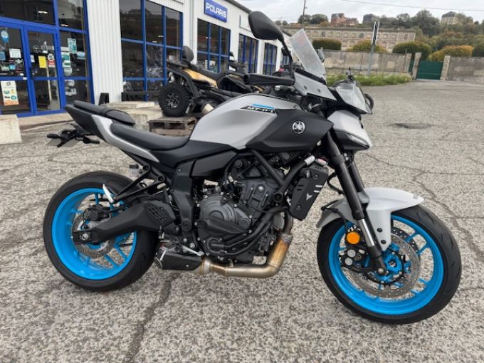 YAMAHA MT-07 4