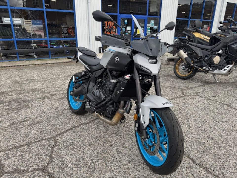 YAMAHA MT-07 4