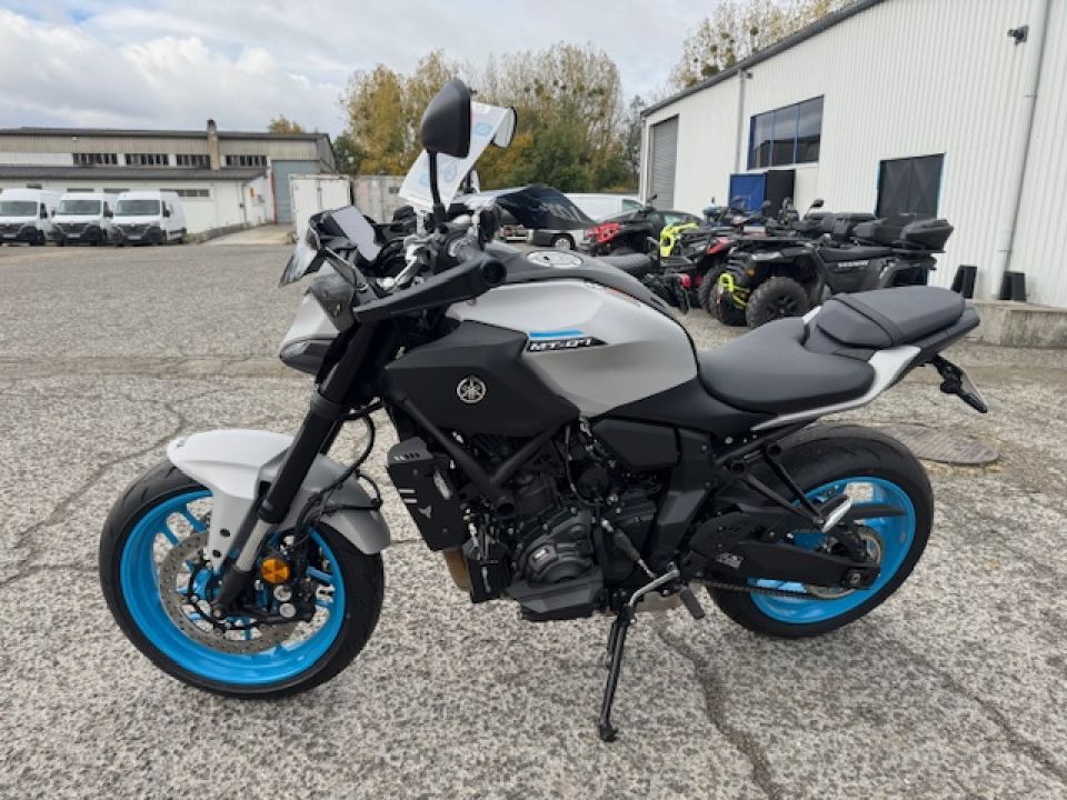 YAMAHA MT-07 4