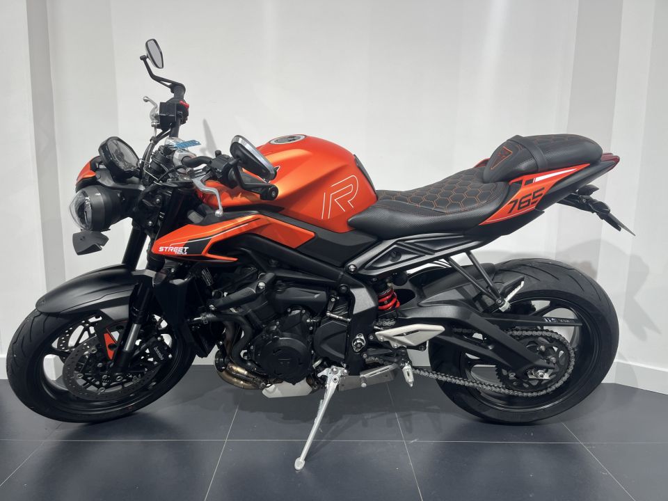 TRIUMPH STREET TRIPLE 675 R 4