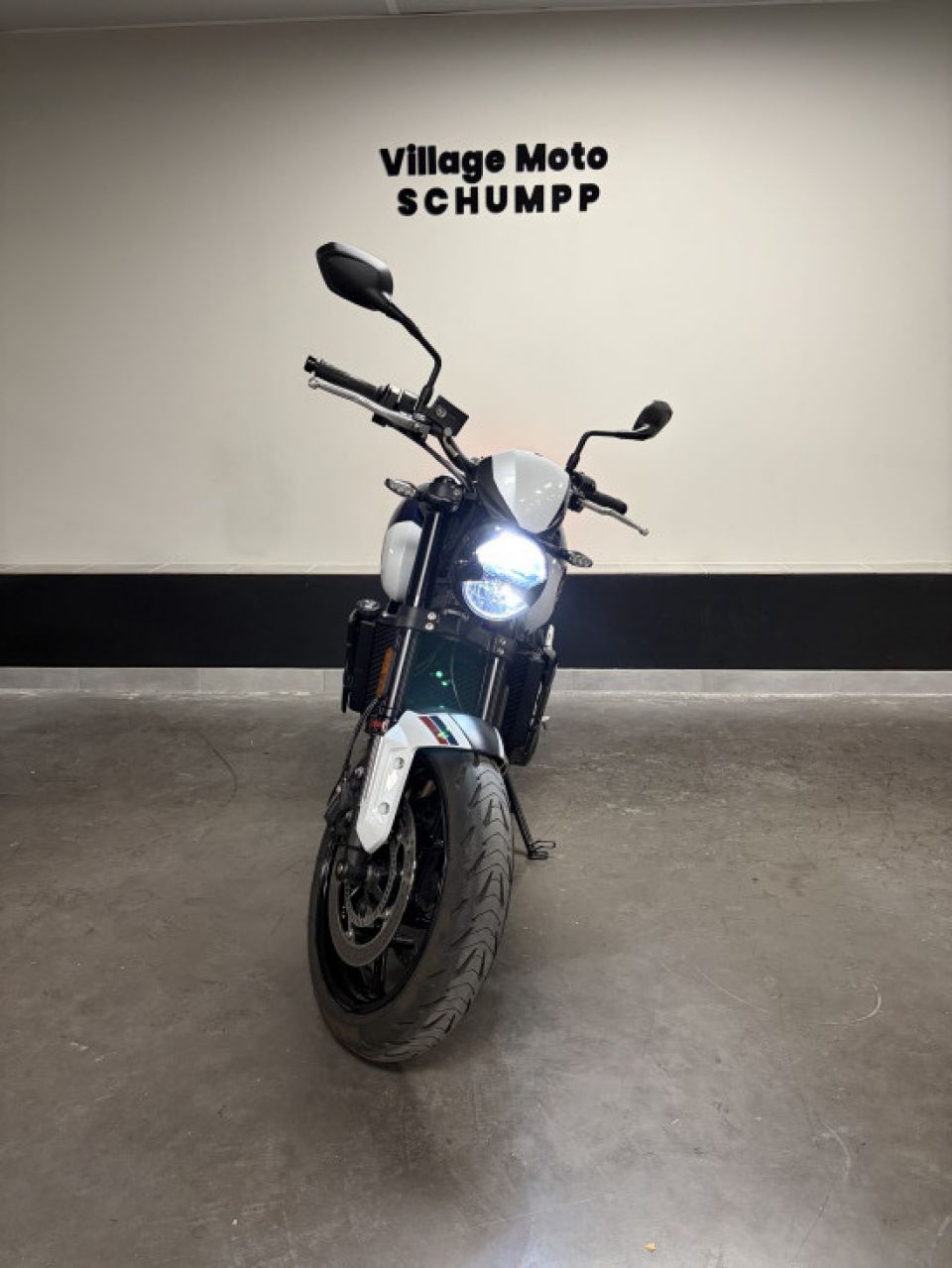 TRIUMPH TRIDENT 660 4