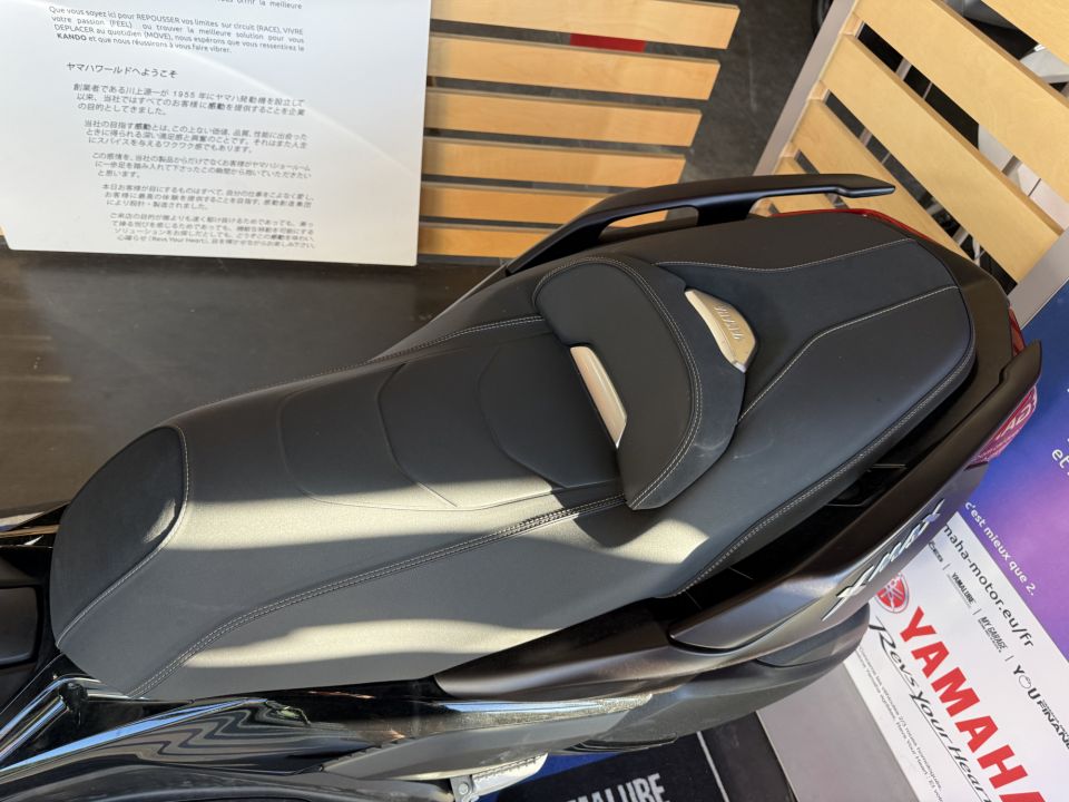 YAMAHA XMAX 300 Tech Max 4
