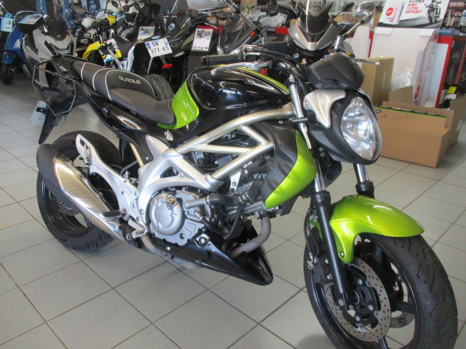 SUZUKI GLADIUS 650 4