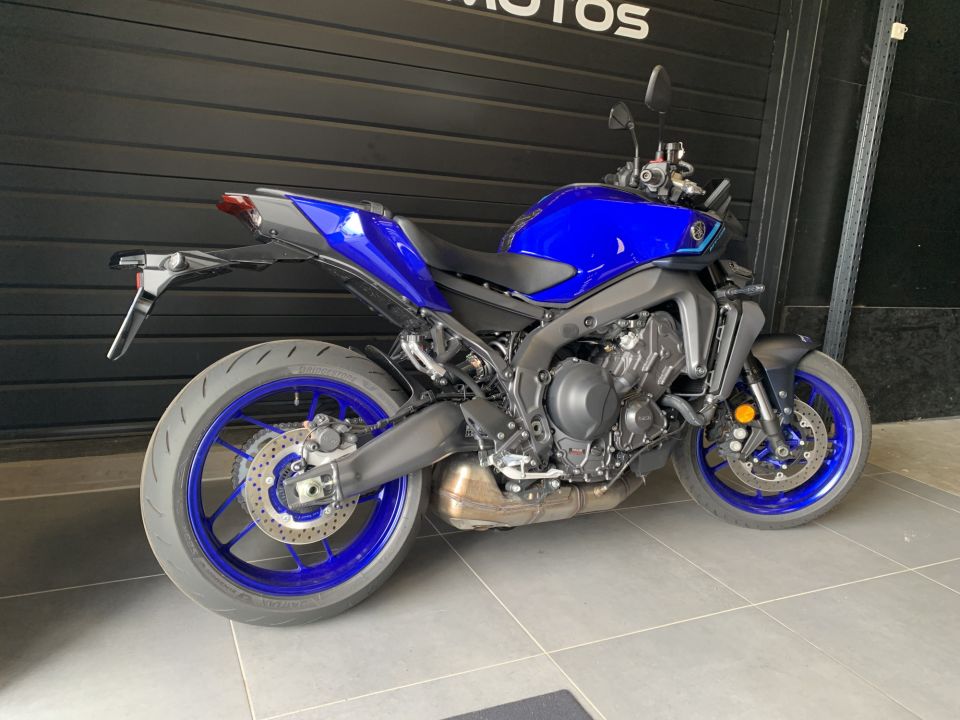YAMAHA MT-09 4