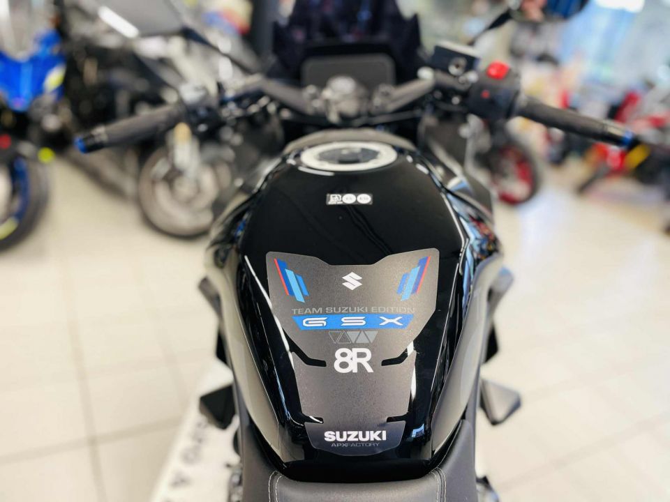 SUZUKI GSX-8R 4