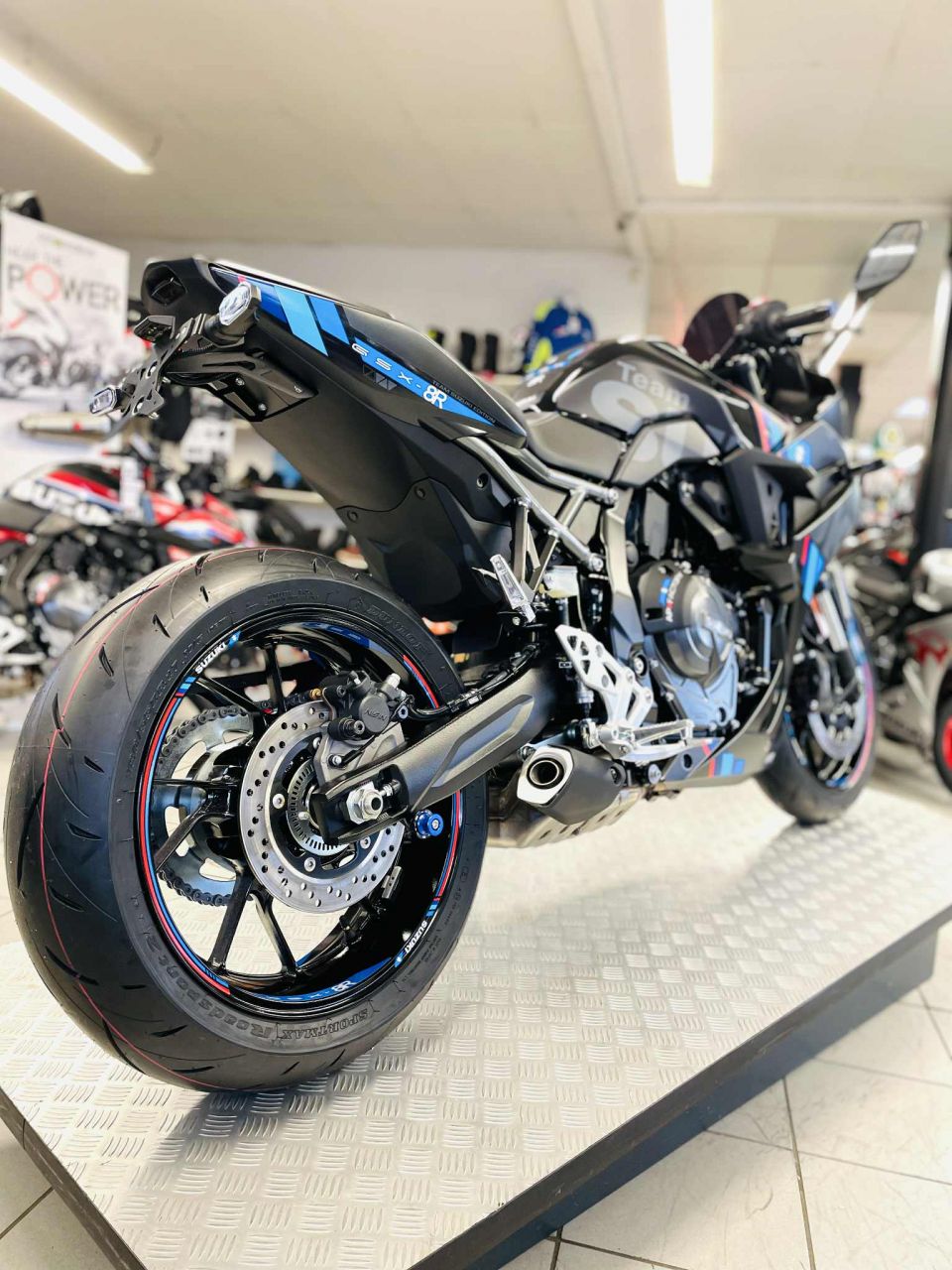 SUZUKI GSX-8R 4
