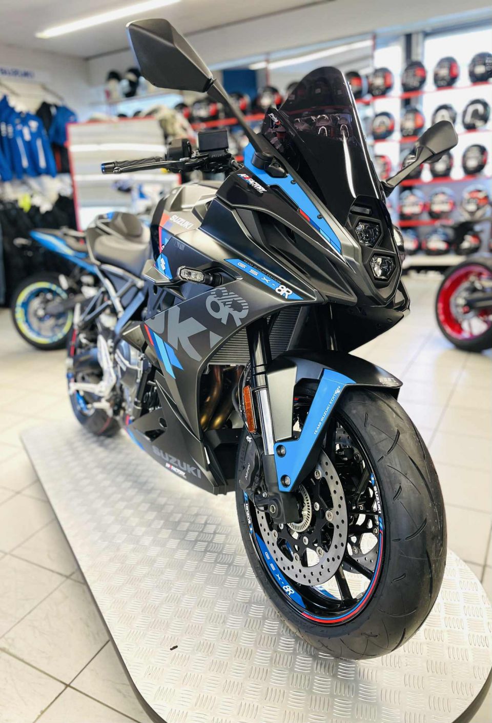 SUZUKI GSX-8R 4
