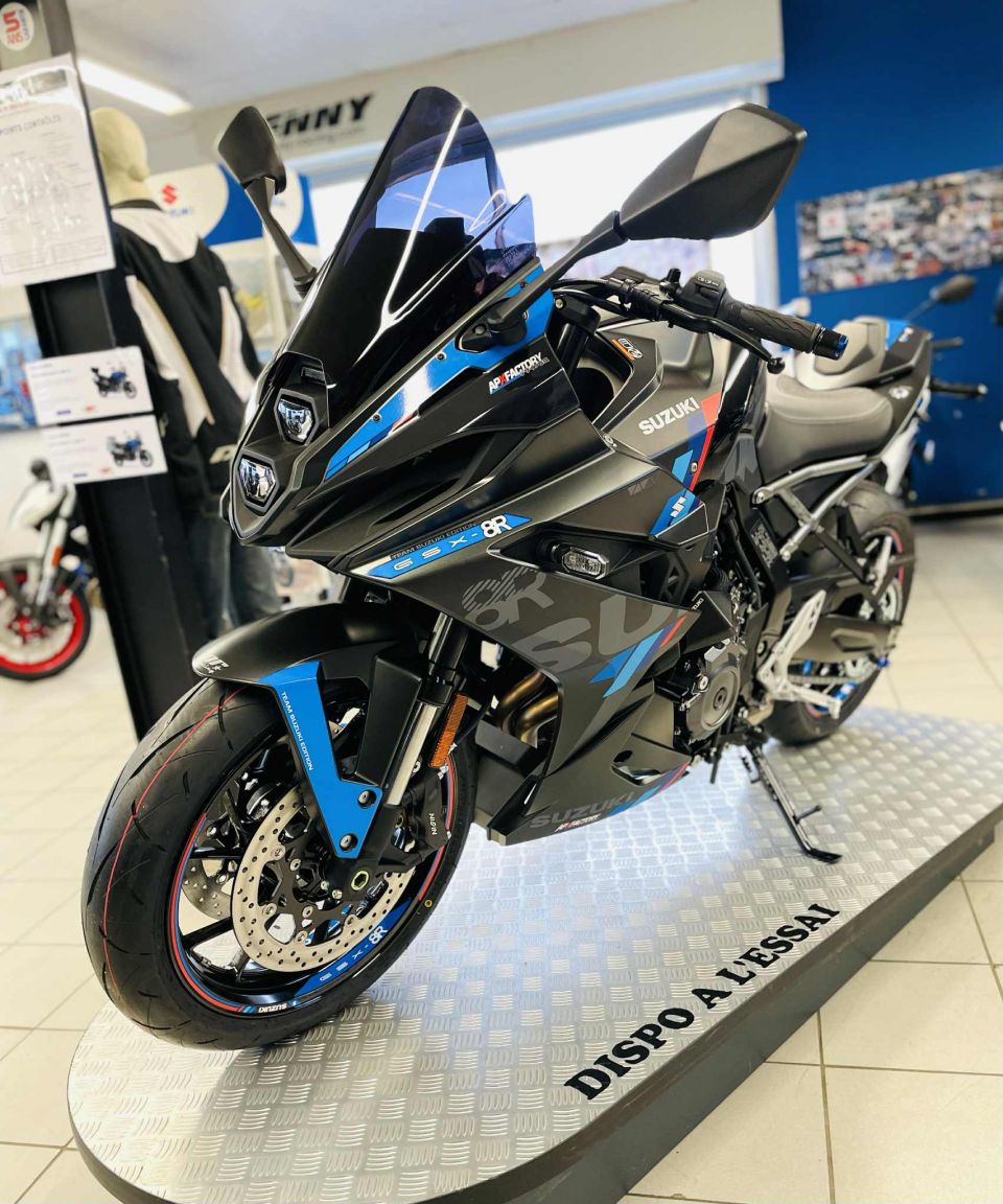 SUZUKI GSX-8R 4