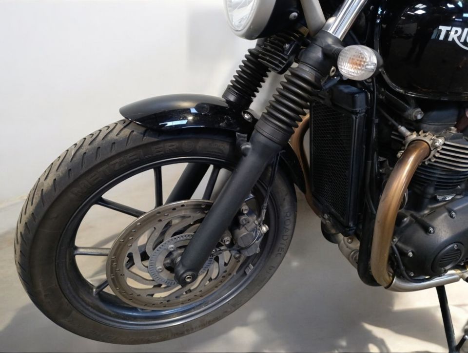 TRIUMPH STREET TWIN  900 4