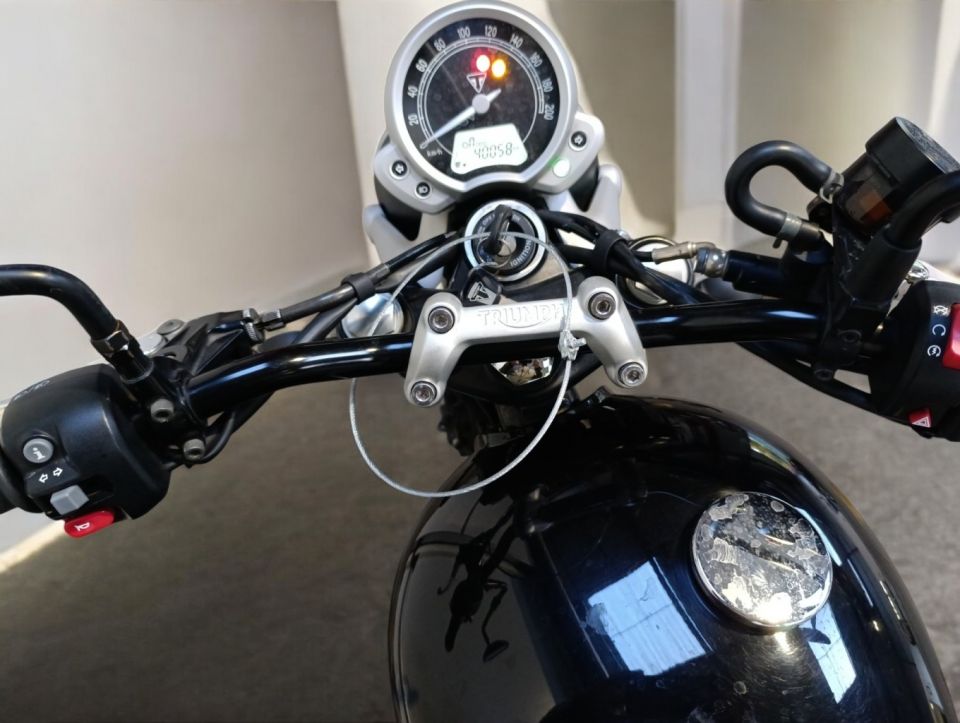 TRIUMPH STREET TWIN  900 4