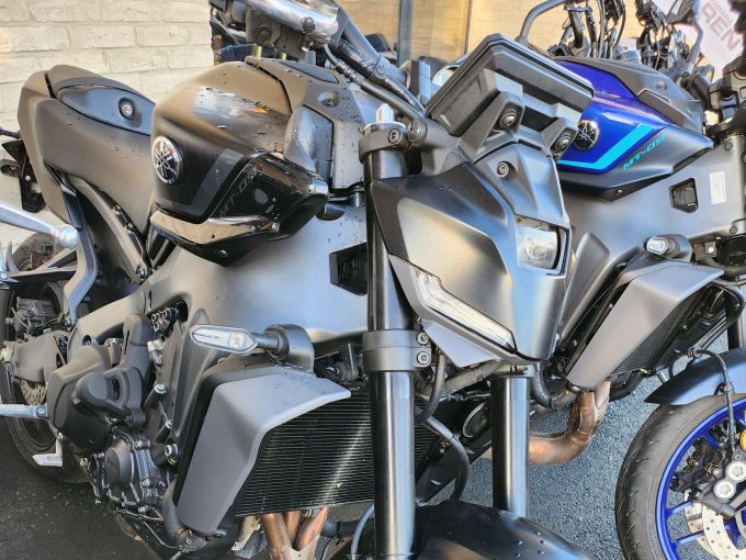 YAMAHA MT-09 4