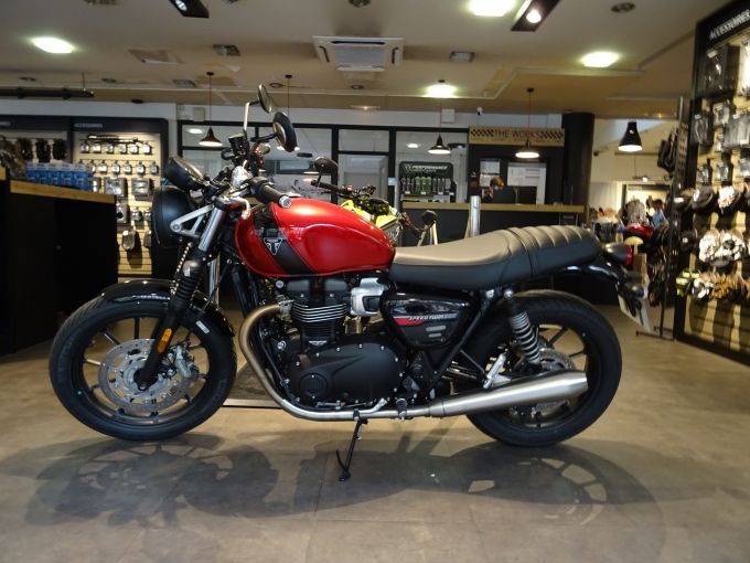 TRIUMPH SPEED TWIN 900 4