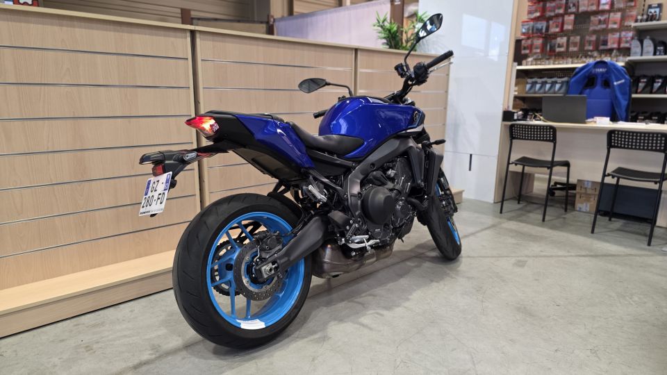 YAMAHA MT-09  Y-AMT 4