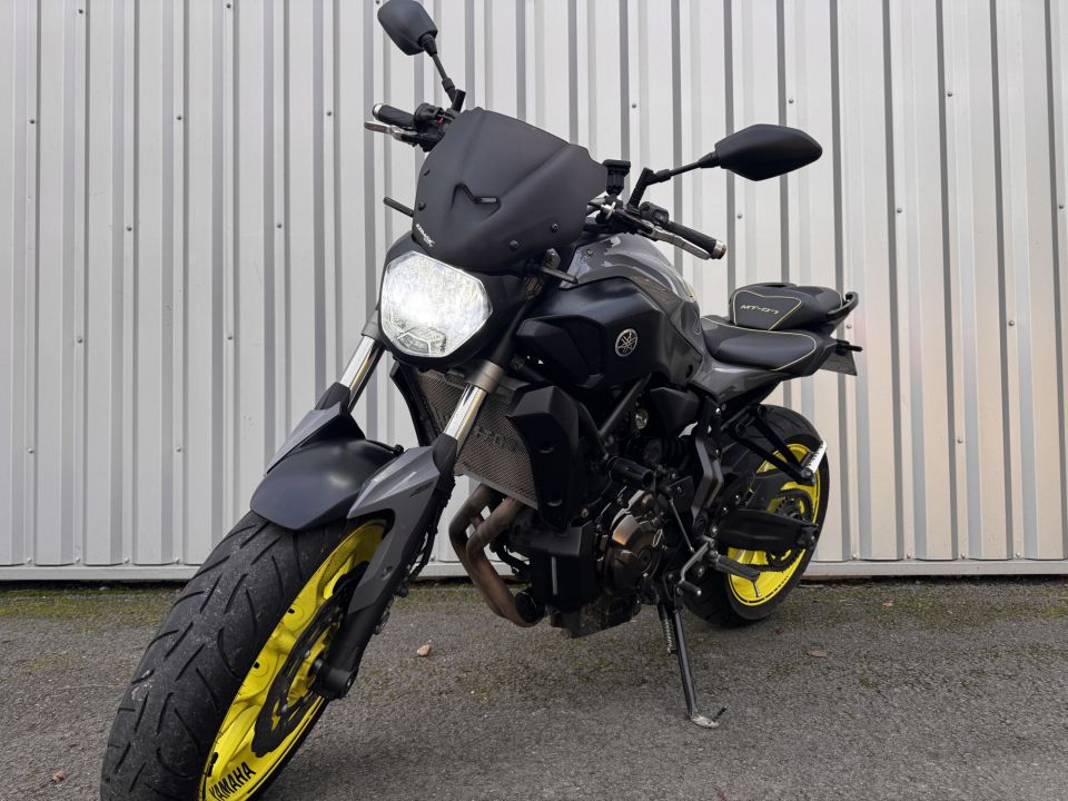 YAMAHA MT-07 (47.5CV) 4