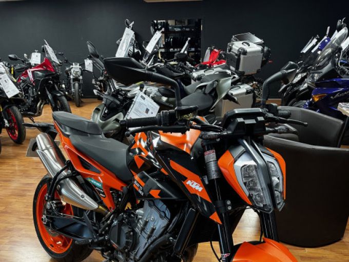 KTM 890 DUKE 4