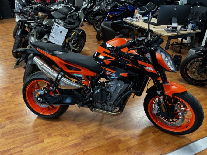 KTM 890 DUKE 4