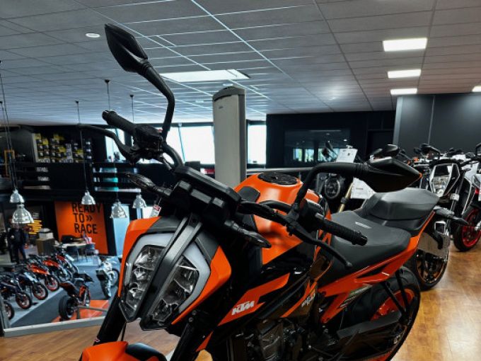 KTM 890 DUKE 4