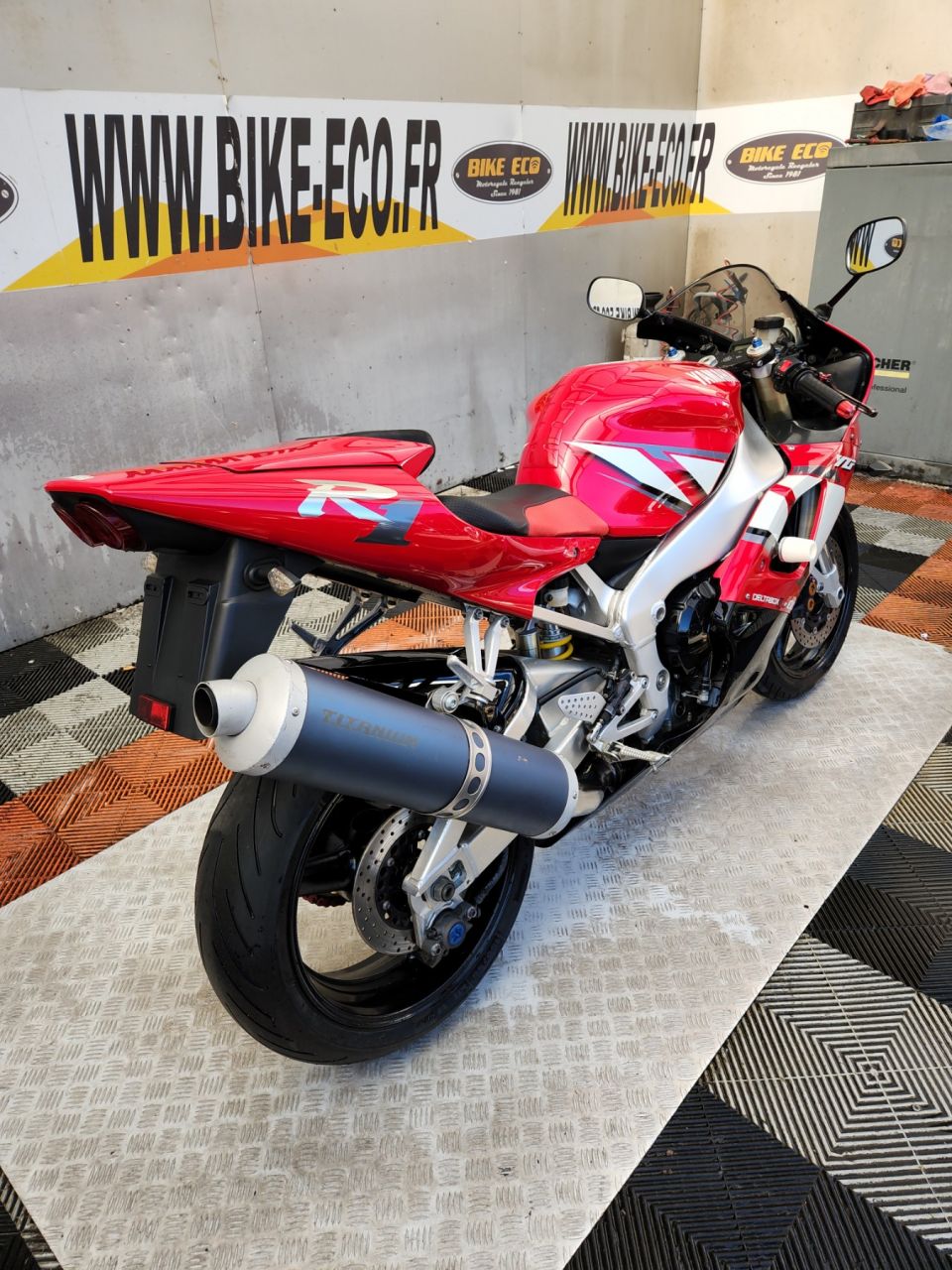 YAMAHA YZF 1000 R1 4