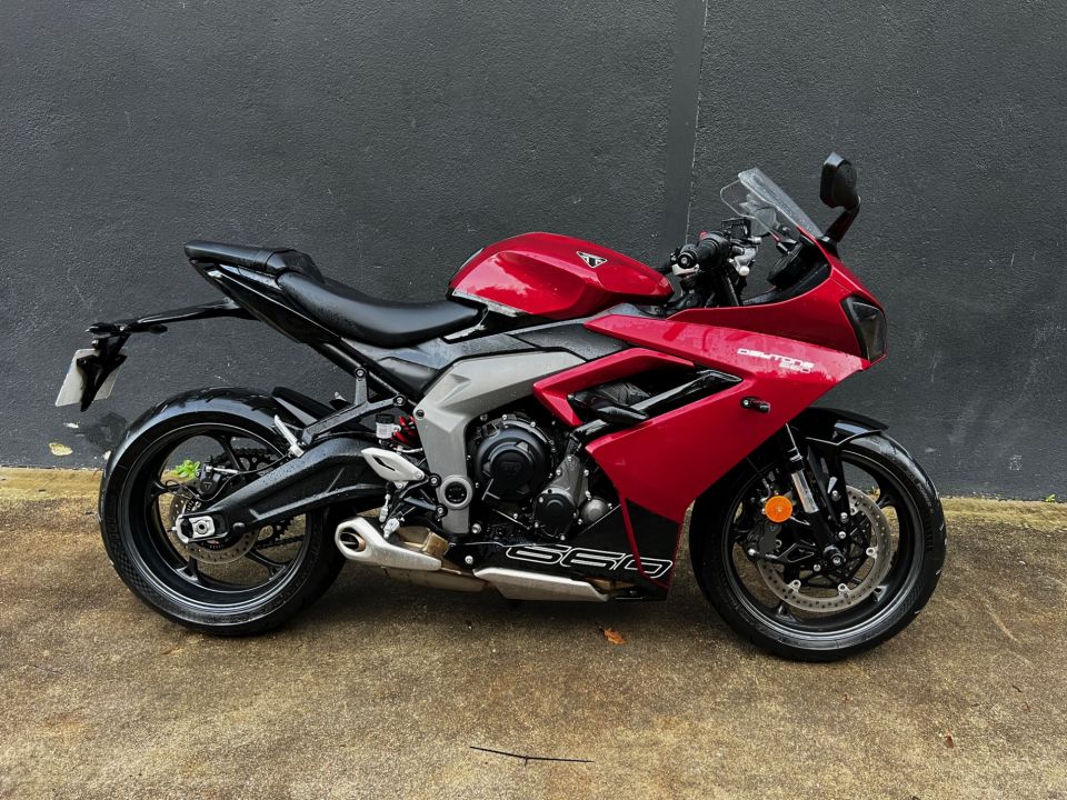 TRIUMPH 	DAYTONA 660 4